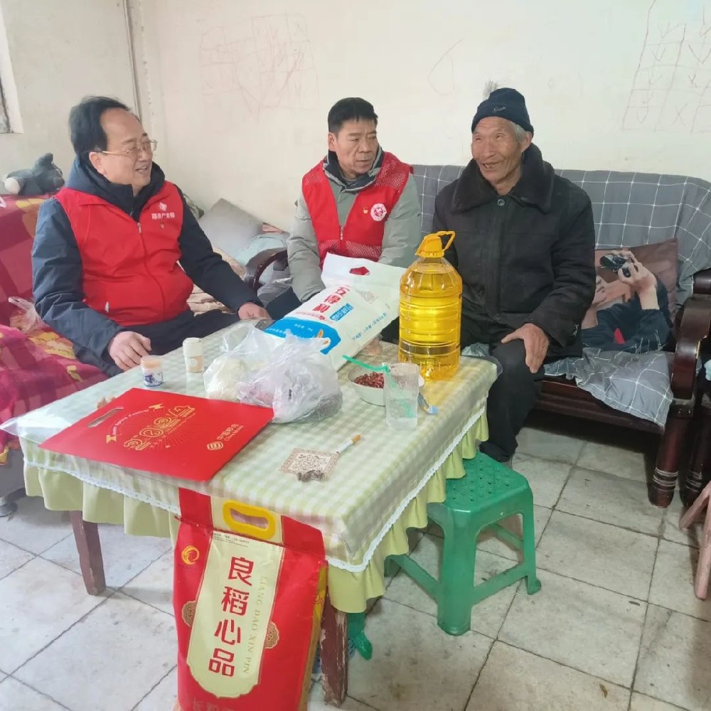 【精神文明建設(shè)】龍行龘龘迎新春，歲寒情深暖人心│鄭投產(chǎn)業(yè)園公司開展“我們的節(jié)日?春節(jié)”送溫暖活動